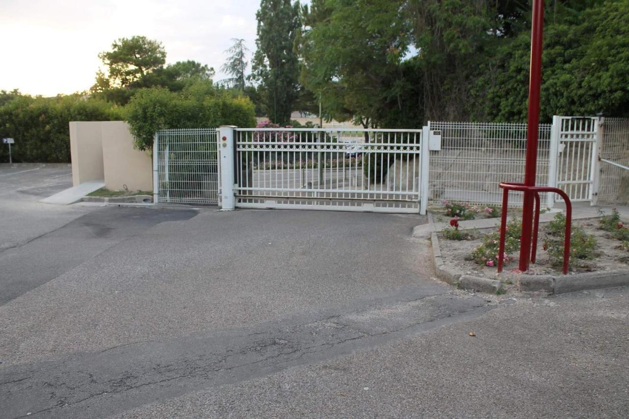 דירות Studio Uzes Parking Proche Centre Ville מראה חיצוני תמונה